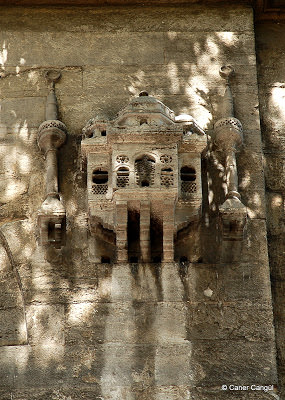 Yeni Valide Camii Üzerindeki Kuş Evi, Üsküdar