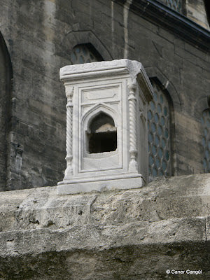 Yeni Cami Muvakkithanesi Yanındaki Duvar Üstüne Konulmuş Kuş Evi
