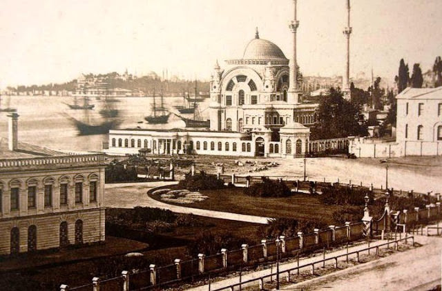 Dolmabahçe Camii Muvakkithanesi Eski Yerinde İken. Tiyatro Binası Sağda Kısmen Görünmektedir.