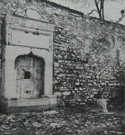 Topkapı Sarayı Cellat Çeşmesi ve Seng-i İbret (İbret Taşı) (?)